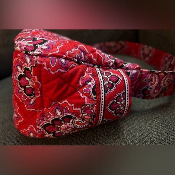 Beautiful Vera Bradley handbag in excellent condition. Adorable. - Picture 6 of 9